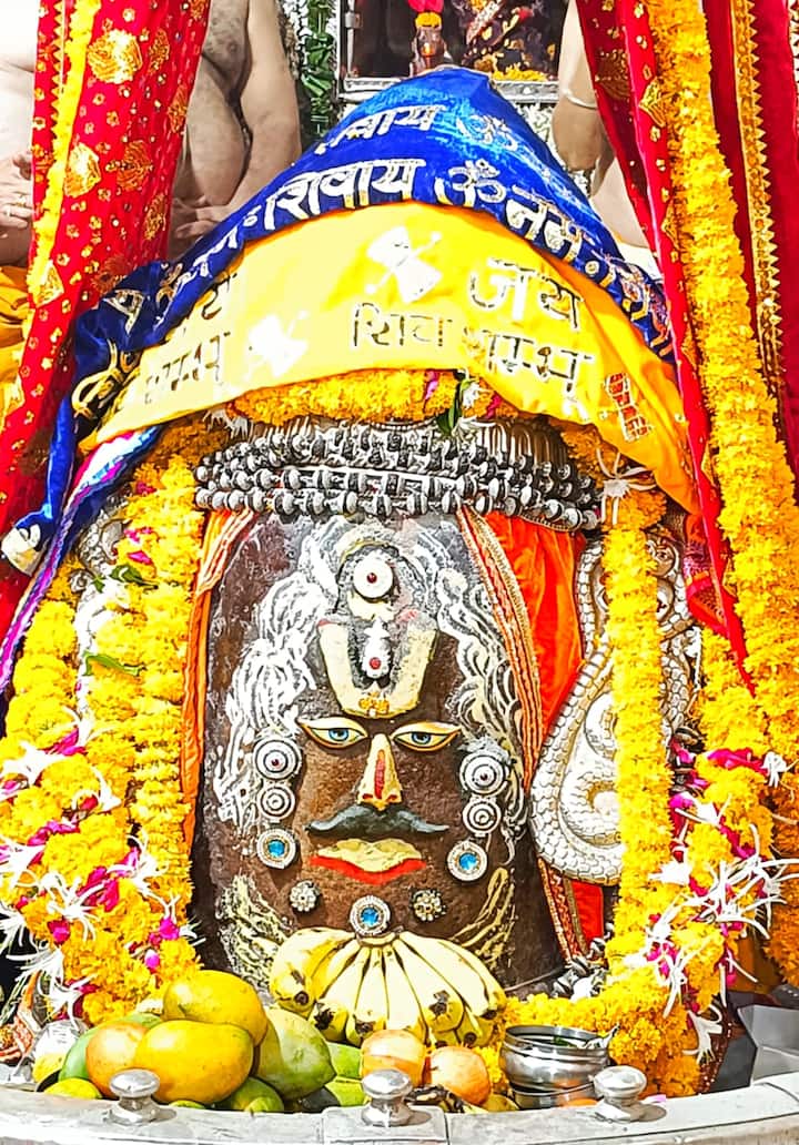 सोशल मीडिया पर एक समाचार पत्र से जुड़ा पन्ना तेजी से वायरल हो रहा है, जिसमें लिखा है कि अगर महाकालेश्वर मंदिर में दर्शन सुविधा का लाभ लेना है तो जेब ढीली करना पड़ेगी. इसमें यह भी दावा किया गया कि अगर शीघ्र दर्शन करना है तो 250 रुपये लगेंगे.