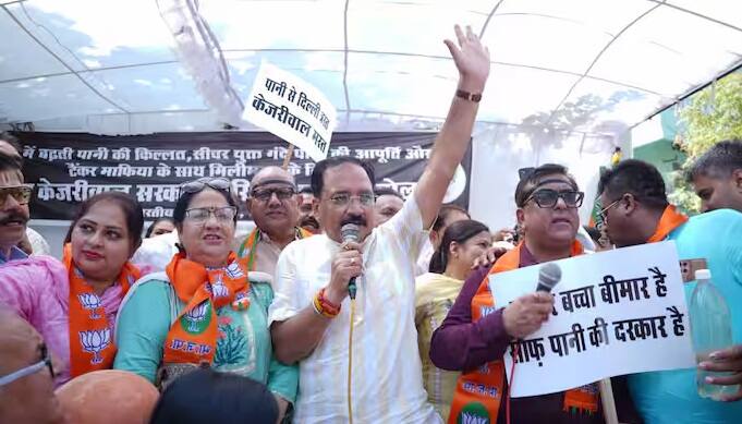 BJP Protest On Water Crisis: દિલ્હીમાં જળ સંકટ વચ્ચે ભાજપ દિલ્હી સરકાર વિરુદ્ધ પ્રદર્શન કરી રહ્યું છે. ભાજપે માટલા ફોડી વિરોધ પ્રદર્શન કર્યું હતું.