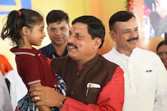 भोपाल में स्कूल के प्रवेश उत्सव में पहुंचे CM मोहन यादव, बच्चों को तिलक लगाकर किया स्वागत