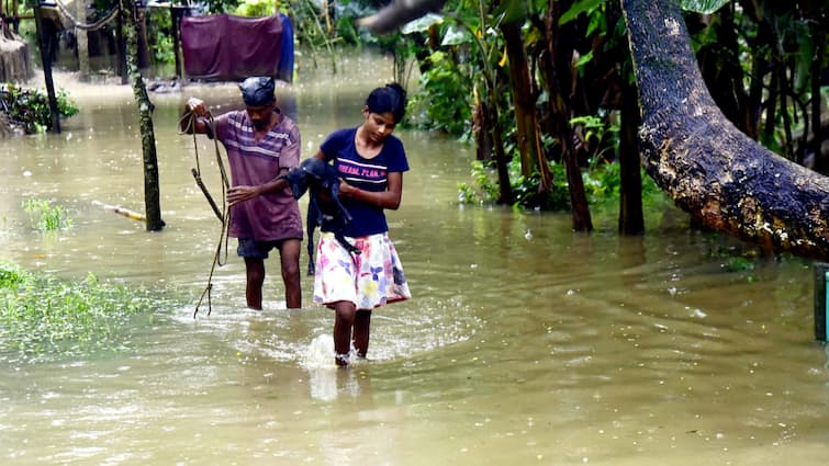 Assam Flood Worsen Brahmaputra Kopli River Water Level Rises Eight Districts In Assam Reel Under Deluge As Flood Worsens. Over 1.05 Lakh People Affected