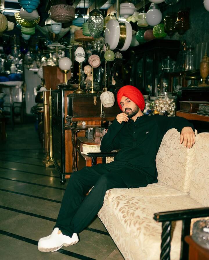 हम बात कर रहे हैं पंजाबी सिनेमा के रॉकस्टार दिलजीत दोसांझ की. जो हाल ही में फिल्म ‘क्रू’ में एक अहम किरदार में दिखाई दिए थे. इसी फिल्म के प्रमोशन के दौरान एक बातचीत में दिलजीत ने इस किस्से का जिक्र किया था. दिलजीत ने बताया कि मैंने महज आठ साल की उम्र में घर से भागने की कोशिश की थी.