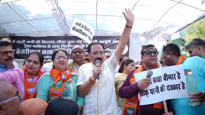 BJP Protest On Water Crisis: दिल्ली में पानी संकट के बीच बीजेपी का दिल्ली सरकार पर हमला जारी है. मटका फोड़ प्रदर्शन के दौरान ​पार्टी के नेताओं ने समस्या का समाधान निकालने में विफल रहने का आरोप लगाया.