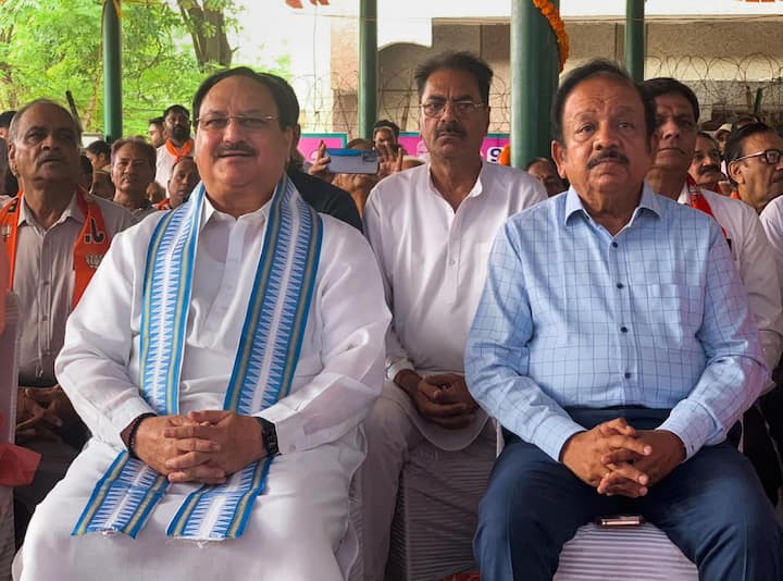 डॉ. हर्षवर्धन की बात करें तो वो दिल्ली की चांदनी चौक सीट से सांसद बने. डॉ. हर्षवर्धन 5 बार दिल्ली में विधायक भी चुने गए. 1993-1998 के बीच दिल्ली सरकार में स्वास्थ्य, शिक्षा, कानून और न्याय और विधायी मामलों के मंत्री रहे. उन्होंने केंद्र सरकार में स्वास्थ्य एवं परिवार कल्याण, विज्ञान और प्रौद्योगिकी के साथ पृथ्वी विज्ञान के मंत्री रहे.