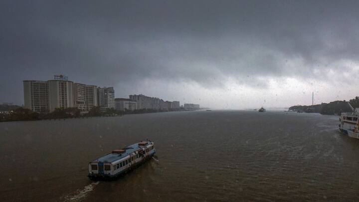 হাওয়া অফিস জানিয়েছে, মুর্শিদাবাদ, বীরভূম, দুই বর্ধমান, নদিয়া, পুরুলিয়া বাঁকুড়া, হুগলি, দুই ২৪ পরগনা, কলকাতা, দুই মেদিনীপুর, ঝাড়গ্রামে বজ্রবিদ্যুৎ-সহ বৃষ্টির সম্ভাবনা রয়েছে।