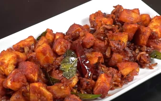 அடுத்தது கறிவேப்பிலை சேர்த்து வதக்கவும். அதன்பின் மசாலாவில் கலந்து வைத்துள்ள உருளைக்கிழங்கை சேர்த்து கிளறிவிடவும்.