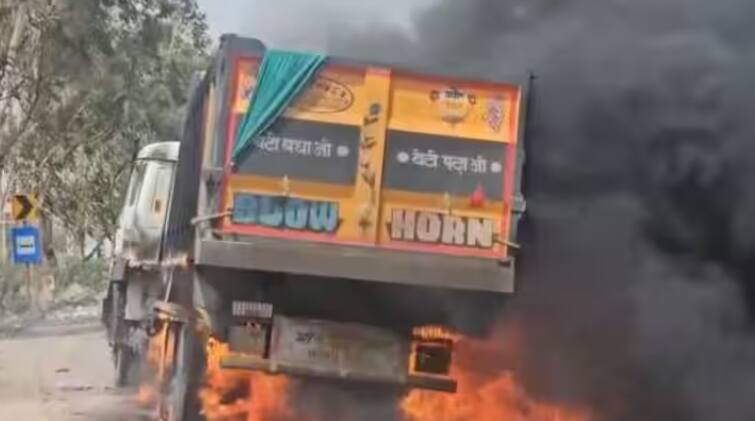 video-two-trucks-met-with-an-accident-caught-fire-in-haryanas-jhajjar Accident News: ਦੋ ਟਰੱਕਾਂ ਵਿਚਾਲੇ ਟੱਕਰ ਹੋਣ ਤੋਂ ਬਾਅਦ ਲੱਗੀ ਭਿਆਨਕ ਅੱਗ, ਧੂੰ-ਧੂੰ ਕਰਕੇ ਸੜੇ ਟਰੱਕ, ਦੇਖੋ ਖੌਫਨਾਕ ਵੀਡੀਓ