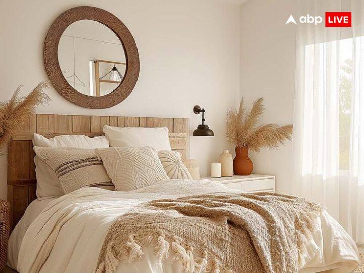 वास्तु अनुसार घर के बेडरूम में वास्तु के नियमों का पालन करना बहुत जरुरी होता है. बेडरुम से जुड़े वास्तु के नियमों का पालन करना बहुत जरुरी होता है. कई बार हम जानें अनजाने बेडरूम में ऐसी चीजें रख देते हैं जिनका गलत प्रभाव हमारी लाइफ पर पड़ने लगता है.