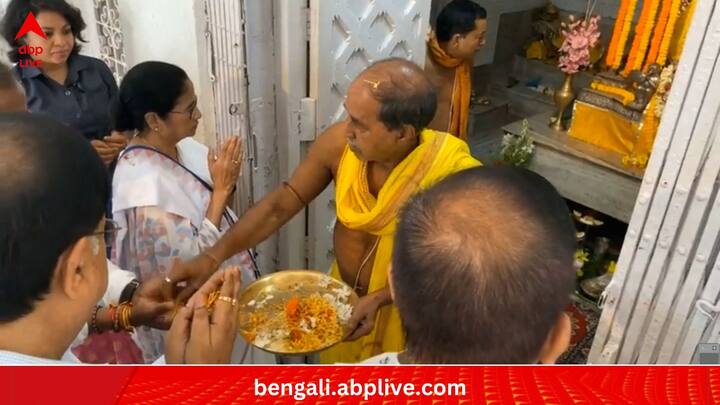 Madan Mohan Temple In Coochbehar: এবার উত্তরবঙ্গের যে একমাত্র লোকসভা আসনে তৃণমূল জয়ী হয়েছে, তার নাম কোচবিহার। সেখানেই, মদনমোহন মন্দিরে আজ পুজো দিতে দেখা গেল মুখ্যমন্ত্রী মমতা বন্দ্যোপাধ্যায়কে।