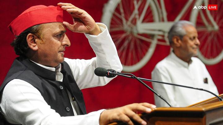 यह सीट है- करहल. सपा के मुखिया अखिलेश यादव यह सीट छोड़ चुके हैं, जिसके बाद सवाल है कि वहां से कौन खड़ा होगा. हालांकि, सपा के पास उम्मीदवारों की कोई कमी नहीं है.