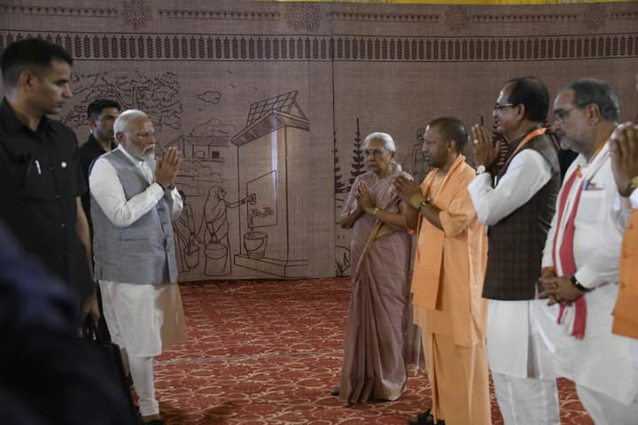 यहां मिर्जामुराद के मेंहदीगंज में आयोजित किसान सम्मान सम्मेलन में मंगलवार को जब प्रधानमंत्री पहुंचे तब उत्तर प्रदेश की राज्यपाल आनंदीबेन पटेल, मुख्‍यमंत्री योगी आदित्‍यनाथ और केंद्रीय कृषि मंत्री शिवराज सिंह चौहान, राज्य के उप मुख्‍यमंत्री द्वय केशव प्रसाद मौर्य व ब्रजेश पाठक, राज्य के कृषि मंत्री सूर्य प्रताप शाही और भाजपा प्रदेश अध्यक्ष भूपेन्द्र सिंह चौधरी समेत कई प्रमुख नेताओं ने उनका स्वागत किया.