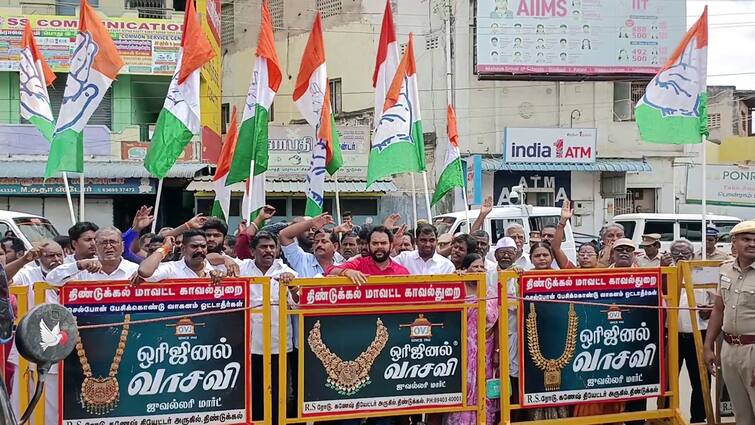 Dindigul news Congress protested to demand the resignation of the railway minister to condemn the train accident in West Bengal - TNN மேற்கு வங்க ரயில் விபத்து; ரயில்வே துறை அமைச்சர் பதவி விலக வலியுறுத்தி காங்கிரஸ் ஆர்ப்பாட்டம்