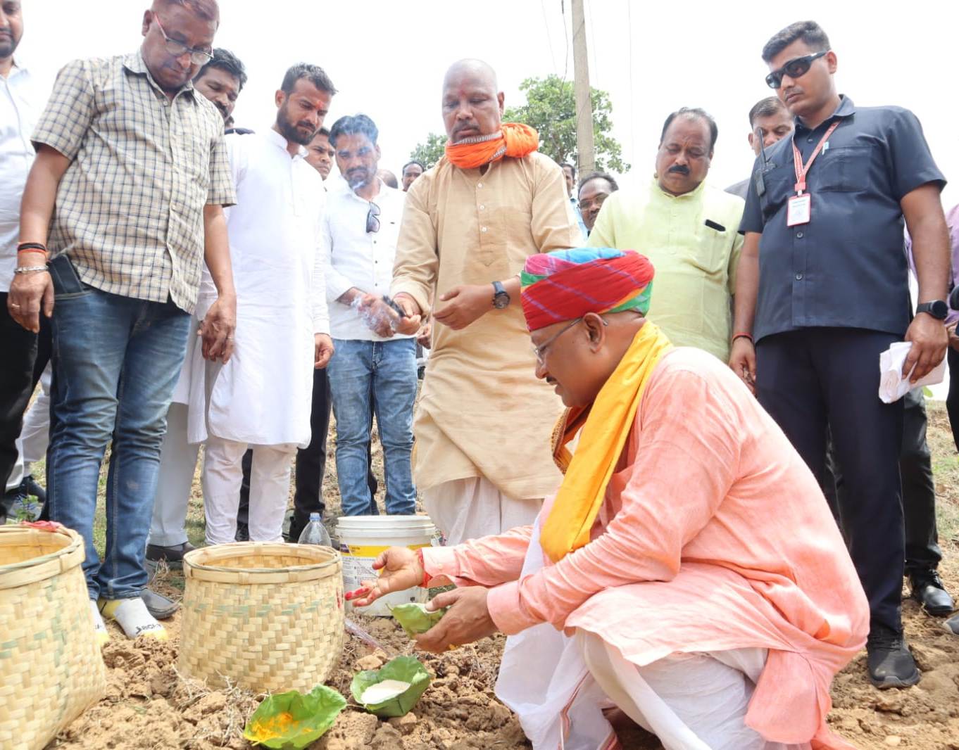 CM Vishnu Deo Sai was seen in traditional farming attire, wearing a turban and carrying a basket of paddy seeds. (Image Source: Chhattisgarh CMO)