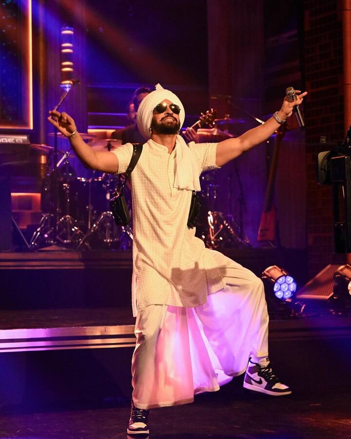 Dosanjh, dressed in a white dhoti kurta and turban, then performed on the chartbuster tracks on the show.