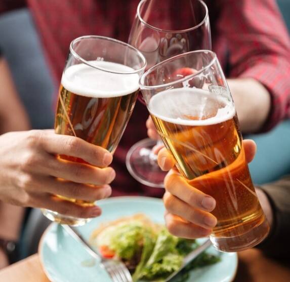 ਅਕਸਰ ਲੋਕ ਗਰਮੀ ਵਿੱਚ ਆਪਣੀ ਪਿਆਸ ਬੁਝਾਉਣ ਲਈ ਬੀਅਰ ਪੀਂਦੇ ਹਨ। ਪਰ ਅਸਲ ਵਿੱਚ ਬੀਅਰ ਪੀਣ ਨਾਲ ਤੁਹਾਨੂੰ ਜ਼ਿਆਦਾ ਪਿਆਸ ਲੱਗ ਸਕਦੀ ਹੈ ਅਤੇ ਜ਼ਿਆਦਾ ਪਸੀਨਾ ਆਉਂਦਾ ਹੈ।