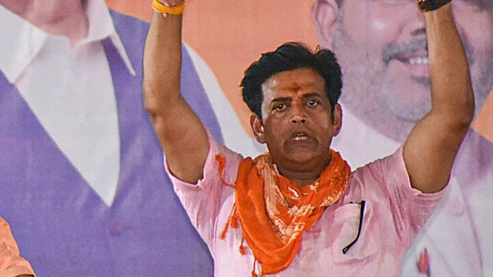 टीवी 9 की रिपोर्ट के मुताबिक संविधान और एनजीओ का प्रोपेगेंडा कांग्रेस ने फैलाया था. कांग्रेस का कहना था कि साल का 1 लाख रुपये मिलेगा. बाबासाहेब की मूर्ति की जगह नरेंद्र मोदी की मूर्तियां लगेगी. जो भी कांग्रेस ने झूठ फैलाया है, गांव-गांव जाकर एनजीओ ने एक लाख रुपए के फॉर्म भरा, गांव में जाकर जो भी झूठ फैला है उसका पता लगाना होगा.