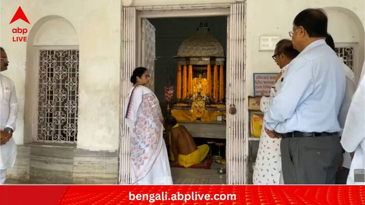 ফলাফলের দিন দেখা যায়, কখনও তৃণমূল প্রার্থী এগিয়ে যাচ্ছেন, কখনও আবার তাঁকে টেক্কা দিচ্ছেন বিজেপি প্রার্থী। যদিও শেষ হাসি হেসেছেন তৃণমূলের জগদীশ বর্মা বাসুনিয়াই