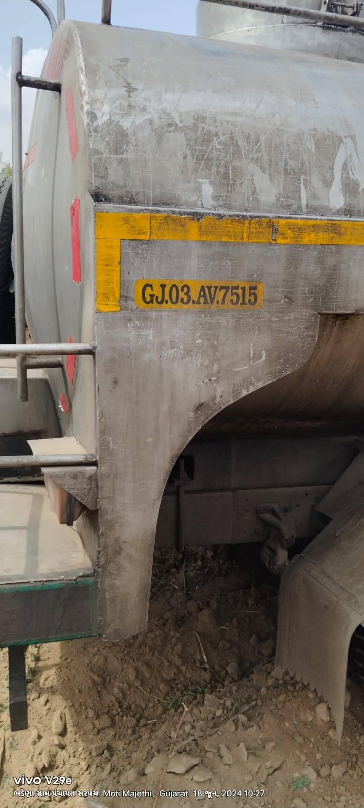 અકસ્માતમાં ત્રણ વ્યક્તિના મોતથી પરિવારજનોમાં શોકમય બની ગયા હતા.