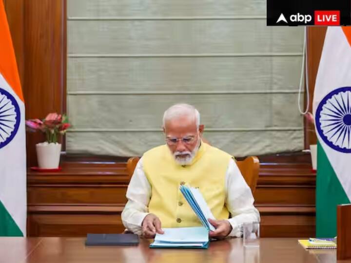 ਚਾਰਜ ਸੰਭਾਲਣ ਤੋਂ ਬਾਅਦ, ਉਨ੍ਹਾਂ ਨੇ ਸਭ ਤੋਂ ਪਹਿਲਾਂ ਪ੍ਰਧਾਨ ਮੰਤਰੀ ਕਿਸਾਨ ਸਨਮਾਨ ਨਿਧੀ (ਪੀਐਮ-ਕਿਸਾਨ) ਦੇ ਤਹਿਤ ਲਗਭਗ 9.26 ਕਰੋੜ ਲਾਭਪਾਤਰੀ ਕਿਸਾਨਾਂ ਨੂੰ 20,000 ਕਰੋੜ ਰੁਪਏ ਤੋਂ ਵੱਧ ਦੀ 17ਵੀਂ ਕਿਸ਼ਤ ਜਾਰੀ ਕਰਨ ਨਾਲ ਸਬੰਧਤ ਫਾਈਲ 'ਤੇ ਦਸਤਖਤ ਕੀਤੇ।