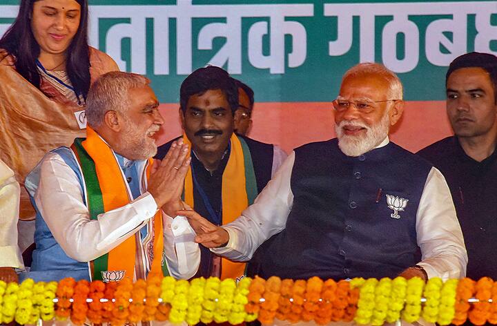 बिहार की बक्सर सीट से अश्विनी चौबे लगातार दो बार संसद पहुंचे. केंद्र सरकार में अश्विनी चौबे कंज्यूमर अफेयर्स, खाद्य और सार्वजनिक वितरण के साथ पर्यावरण, वन  और जलवायु परिवर्तन मंत्रालय में राज्य मंत्री के तौर पर सेवाएं दे चुके हैं.