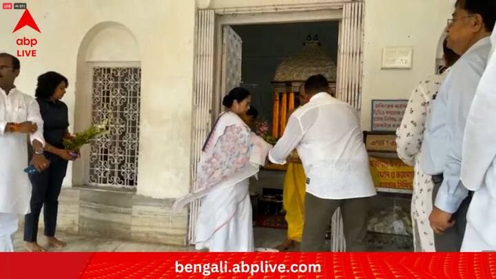 হাজির ছিলেন উত্তরবঙ্গ উন্নয়ন মন্ত্রী উদয়ন গুহ, মন্ত্রী অরূপ বিশ্বাসও। জগদীশচন্দ্র বর্মা বাসুনিয়াকেও এদিন হাজির থাকতে দেখা যায় পুজোর সময়।