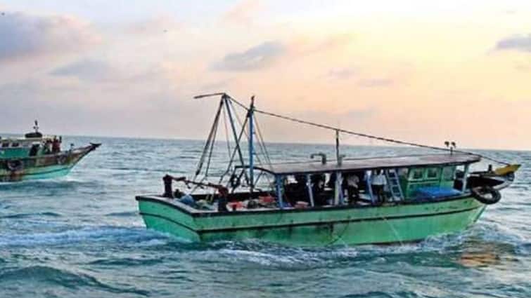 4 Tamil Nadu fishermen arrested near Nedundiveu by Sri Lankan Navy TN Fishermen Arrest: மீண்டுமா..! நெடுந்தீவு அருகே தமிழக மீனவர்கள் 4 பேர் கைது - இலங்கை கடற்படை அட்டூழியம்