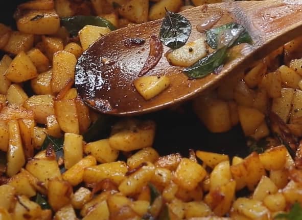 தேவையான பொருட்கள்: 1 கப் உருளைக்கிழங்கு , 1 தேக்கரண்டி கொத்தமல்லி , 2 காய்ந்த சிவப்பு மிளகாய், உப்பு , 2-3 தேக்கரண்டி எண்ணெய், கறிவேப்பிலைகள், மஞ்சள் தூள் ஒரு சிட்டிகை 1/4 தேக்கரண்டி கடுகு , 1/4 டீஸ்பூன் உளுத்தம் பருப்பு, கொத்தமல்லி இலைகள்