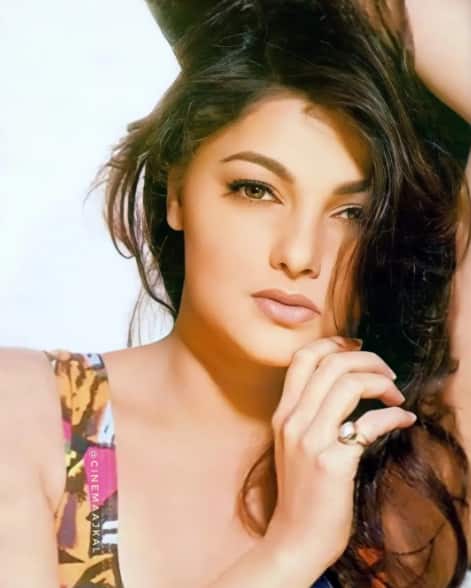 ममता कुलकर्णी- एक समय बॉलीवुड की मशहूर और खूबसूरत एक्ट्रेस रही ममता कुलकर्णी के करियर पर ड्रग घोटाले ने ब्रेक लगा दिया था. उन पर ड्रग्स की तस्करी के आरोप लगे थे. इसमें उनके पति का नाम भी सामने आया था. इस केस के बाद एक्ट्रेस बॉलीवुड से दूर हो गई.