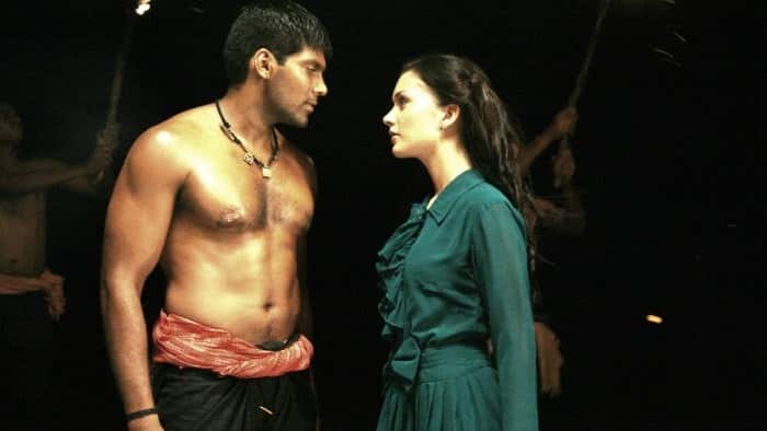 2010 ஆம் ஆண்டு ஏ எல் விஜய் இயக்கத்தில் ஆர்யா - எமி ஜாக்சன் நடித்து வெளிவந்த படம் மதராசபட்டினம். பிரிட்டிஷ் நாட்டை சேர்ந்த எமி ஜாக்சனுக்கும் ஆர்யாவுக்கும் காதல் ஏற்படுகிறது. இவர்கள் சேர்ந்தார்களா ? இல்லையா ? என்பதே படத்தின் கதை. படத்தின் ஒவ்வொரு காட்சிக்கும் சிறப்பாக திரைக்கதை அமைத்திருப்பார் இயக்குநர்.