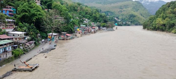 অন্যদিকে, অবিরাম বৃষ্টিতে তিস্তার জল বাড়ায় দার্জিলিং ও কালিম্পং সংযোগকারী রাস্তা এখনও বন্ধ। চিত্রেশ থেকে সিকিম যাওয়ার রাস্তাও বন্ধ।
