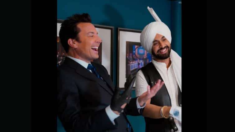 The Tonight Show: Diljit Dosanjh Swaps Glove With Host Jimmy Fallon Backstage, Watch Viral Video Diljit Dosanjh Swaps Glove With Host Jimmy Fallon Backstage, Watch Viral Video