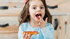 કઈ ઉંમરે બાળકોને જાતે જ ખાવાની તાલીમ આપવાનું શરૂ કરવું જોઈએ, જાણો તેમને ખવડાવવાની સાચી રીત કઈ છે?