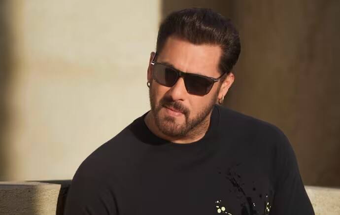 या यादीत सहाव्या क्रमांकावर सलमान खान आहे. भाईजान हा प्रत्येक चित्रपटासाठी 100 कोटी ते 150 कोटी रुपये फी घेतो.