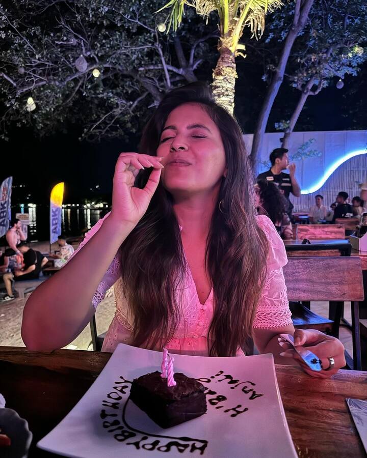 జూన్ 16న పుట్టిన రోజు జరుపుకున్న అంజలి..బర్త్ డే వెకేషన్ పిక్స్ను షేర్ చేసింది. బెడ్ పై పడుకుని, కేక్ కట్ చేస్తూ, తింటూ, ఎంజాయ్ చేస్తూ ఫొటోలకు ఫోజులిచ్చింది..ఈ పిక్స్ సోషల్ మీడియాలో వైరల్ అవుతున్నాయి...