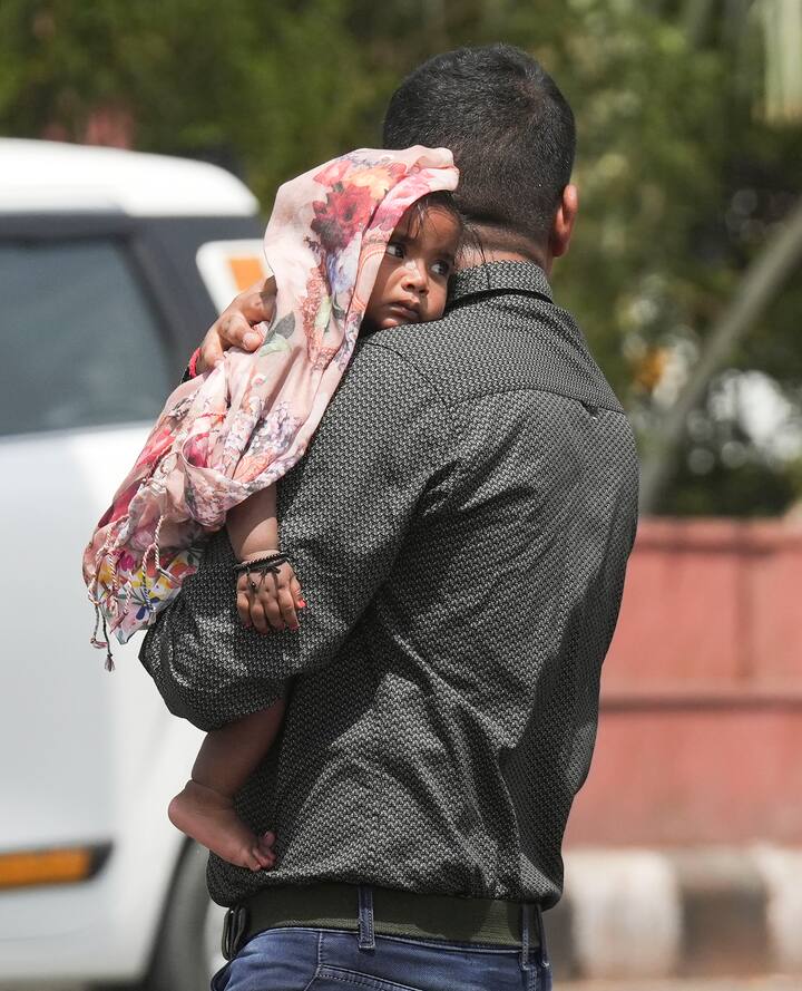सोमवार 17 जून की बात करें तो पूर्वी राजस्थान में बादल गरजने के साथ हल्की बारिश हुई. वहीं, बीकानेर और जयपुर में कई जगहों पर हीटवेव के आसार बन रहे हैं.