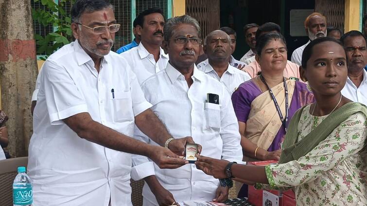 Dharmapuri news 12th student  topped public examination former minister giving 8 grams of gold coin - TNN அரசு பள்ளியில் பிளஸ் டூ தேர்வில் முதலிடம் பெற்ற நீதிபதியின் மகள்-பாராட்டி தங்க காயின் கொடுத்த முன்னாள் அமைச்சர்