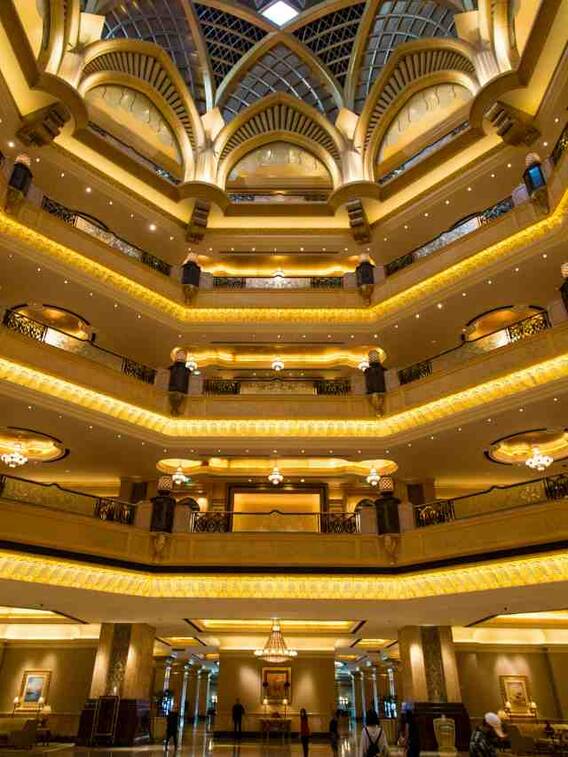 अपने गेस्ट को सोने का आईपैड देता है यह होटल