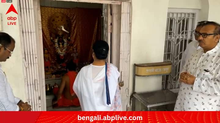 এখানকার মদনমোহন মন্দিরে পুজো দেওয়ার পাশাপাশি তৃণমূলনেত্রী যে 'মা, মাটি, মানুষকে' ধন্যবাদ জানাবেন, সে কথাও জানিয়েছিলেন। সেই মতো, আজ বেলার দিকে তাঁকে পুজো দিতে দেখা যায়।