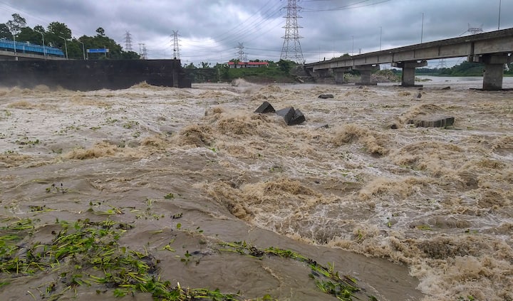 बिहार, झारखंड, ओडिशा, गुजरात, गोवा, महाराष्ट्र, कर्नाटक, केरल, आंध्र प्रदेश, तेलंगाना, तमिलनाडु, मध्य प्रदेश, छत्तीसगढ़, नागालैंड, मणिपुर, मिजोरम और त्रिपुरा में बारिश की संभावना है।