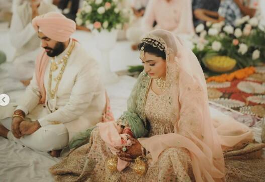 ਦੱਸ ਦੇਈਏ ਕਿ ਸਾਬਕਾ ਗਾਇਕਾ ਦੇ ਵਿਆਹ ਵਿੱਚ ਵੱਡੇ ਸਿਆਸੀ ਆਗੂਆਂ ਸਣੇ ਪੰਜਾਬੀ ਸਿਨੇਮਾ ਜਗਤ ਦੇ ਕਈ ਮਸ਼ਹੂਰ ਸਿਤਾਰਿਆਂ ਨੇ ਸ਼ਿਰਕਤ ਕੀਤੀ।