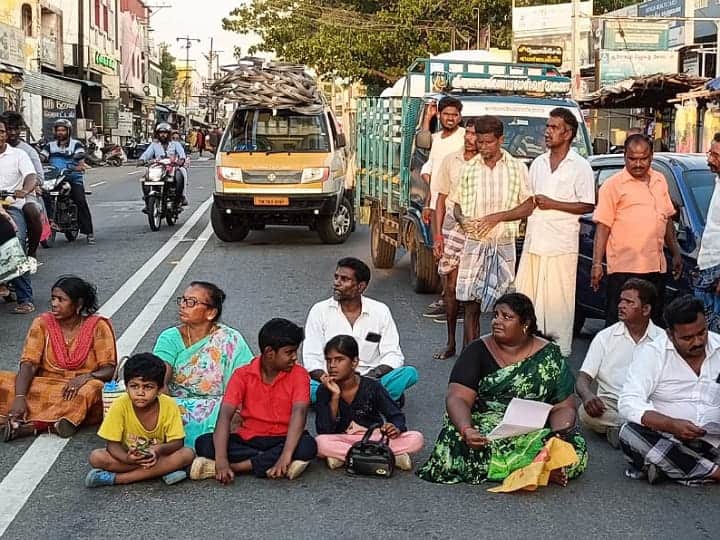 Karur news Trolley shop owners staged road blockade against corporation - TNN கடைகளை காலி செய்ய சொன்ன மாநகராட்சி;  போராட்டத்தில் குதித்த தள்ளுவண்டி கடை உரிமையாளர்கள் - கரூரில் பரபரப்பு