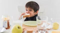 કઈ ઉંમરે બાળકોને જાતે જ ખાવાની તાલીમ આપવાનું શરૂ કરવું જોઈએ, જાણો તેમને ખવડાવવાની સાચી રીત કઈ છે?