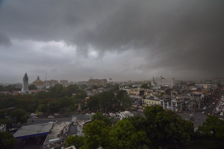 আলিপুরদুয়ার, জলপাইগুড়ি ও কোচবিহার, এই তিন জেলার কয়েক জায়গায় ২০০ মিলিমিটারের বেশি বৃষ্টি হওয়ার আশঙ্কা রয়েছে। পার্বত্য এলাকায় ধস নামতে পারে লাগাতার। তাই পর্যটকদের সতর্ক থাকার পরামর্শ দেওয়া হচ্ছে।