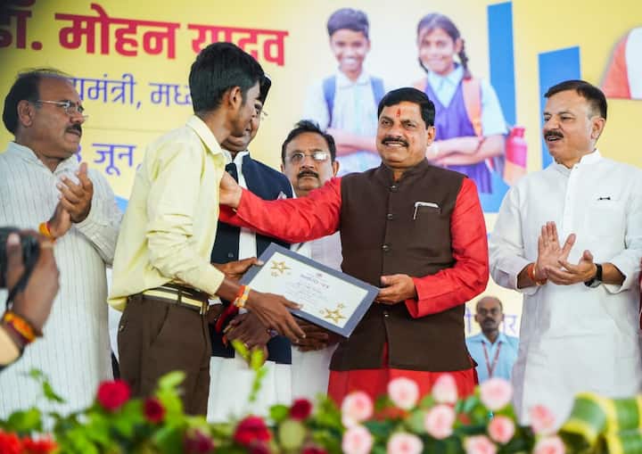 स्कूल चले हम अभियान को जन आंदोलन में परिणत करने की दृष्टि से प्रदेश की समस्त शासकीय शालाओं में जनसमुदाय की सहभागिता में 'भविष्य से भेंट कार्यक्रम' का आयोजन किया जाएगा.