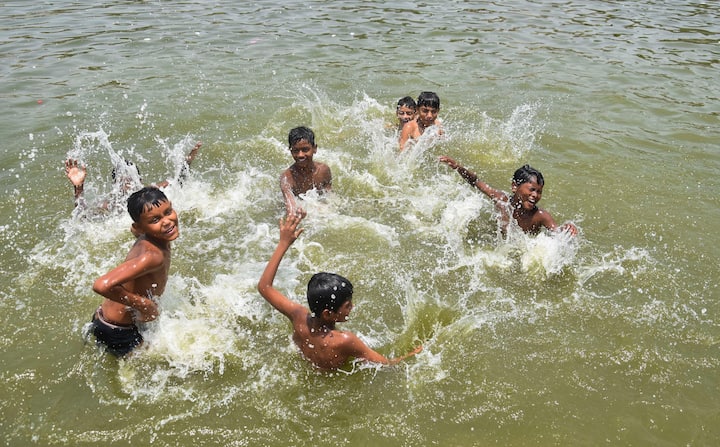राजस्थान में मंगलवार 18 जनवरी को बिजली और तेज हवाओं के साथ छिटपुट बारिश होने की संभावना जताई गई है. वहीं, मौसम विभाग के अनुसार, राजस्थान में 19 जून से लेकर 23 जून तक बारिश का अनुमान है. इसके साथ ही उदयपुर, जयपुर, कोटा और बीकानेर मंडल के अंतर्गत आने वाले सभी जिलों में होने के आसार हैं.