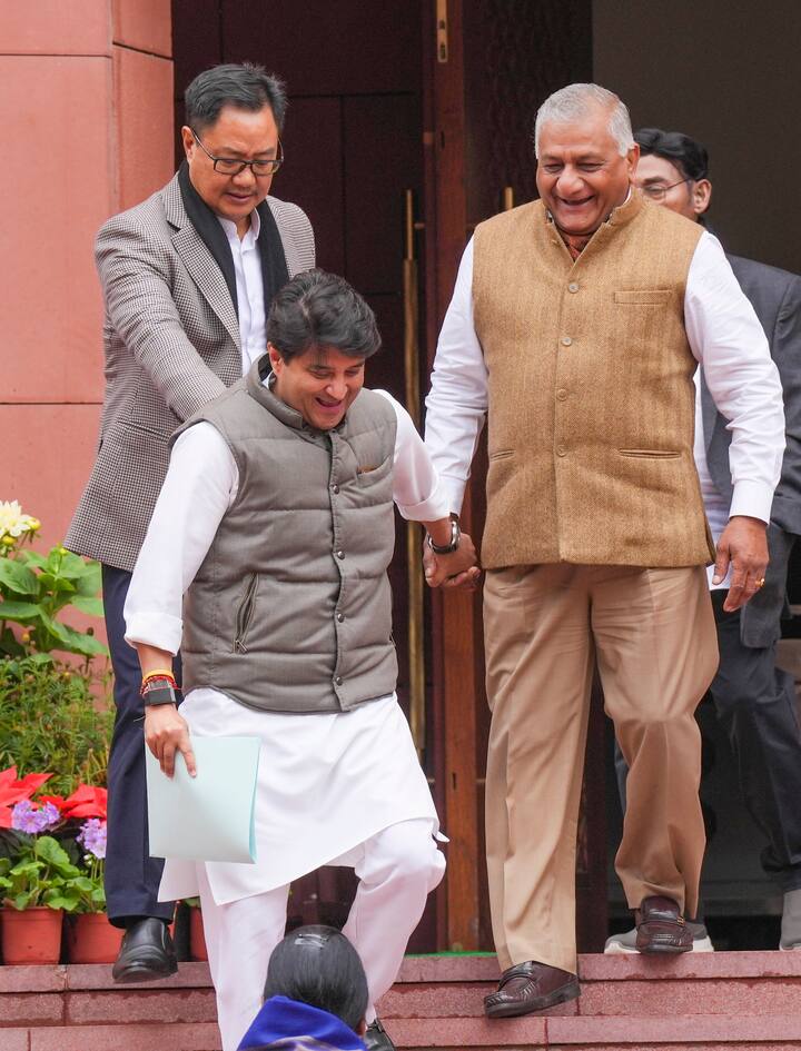 इस स्थिति में इन बड़े नेताओं को राज्यपाल बनाए जाने की अटकलें लगाई जा रही हैं. हालांकि, इन नेताओं में खासतौर पर जनरल (रिटायर्ड) वीके सिंह, अश्विनी चौबे और डॉ. हर्षवर्धन के नाम की चर्चाएं सियासी गलियारों में सबसे ज्यादा हैं.