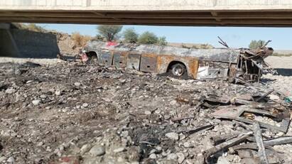 Pakistan Road Accident 5 police die near Balochistan Lasbela போலீஸ் வேன் மீது மோதிய வாகனம்.. பாகிஸ்தானில் 5 காவல்துறை அதிகாரிகள் மரணம்!
