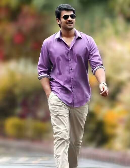 विजयनंतर प्रभासचा क्रमांक लागतो. प्रभास हा एका प्रोजेक्टसाठी 100 कोटी ते 200 कोटी रुपये मानधन घेतो.