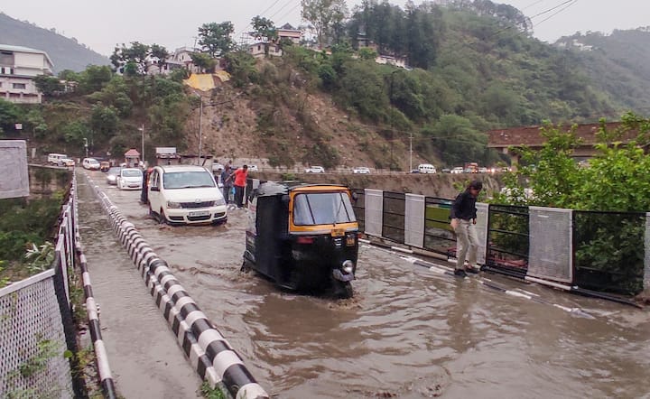 मौसम आज: दिल्ली, उत्तर प्रदेश, मध्य प्रदेश, छत्तीसगढ़, राजस्थान, बिहार और झारखंड में तापमान धीरे-धीरे बढ़ रहा है जिसके कारण लोगों को भीषण गर्मी का सामना करना पड़ रहा है। गर्म हवाओं और डिहाइड्रेशन के कारण लोगों का हाल बेहाल हो गया है.