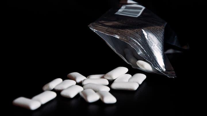 ভুল করে গিলে ফেললে নাকি সাত বছর টিকে যায় পেটে? চিউয়িং গাম নিয়ে ছোট থেকে এমন ভয় ধরানো কথা শুনে এসেছি আমরা।