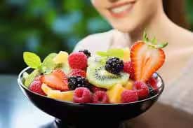ફળો (Fruits)નો સ્વાદ વધારવા માટે ઘણા લોકો તેમના પર મીઠું (Salt) છાંટીને ખાય છે. જો તમે પણ તેમાંથી એક છો, તો આજથી અને હમણાંથી આ કરવાનું બંધ કરો, નહીંતર તમે મુશ્કેલીમાં મુકાઈ શકો છો. સ્વાસ્થ્ય નિષ્ણાતો તેને એક અસ્વસ્થ આદત માને છે, જે સ્વાસ્થ્ય માટે હાનિકારક હોઈ શકે છે.